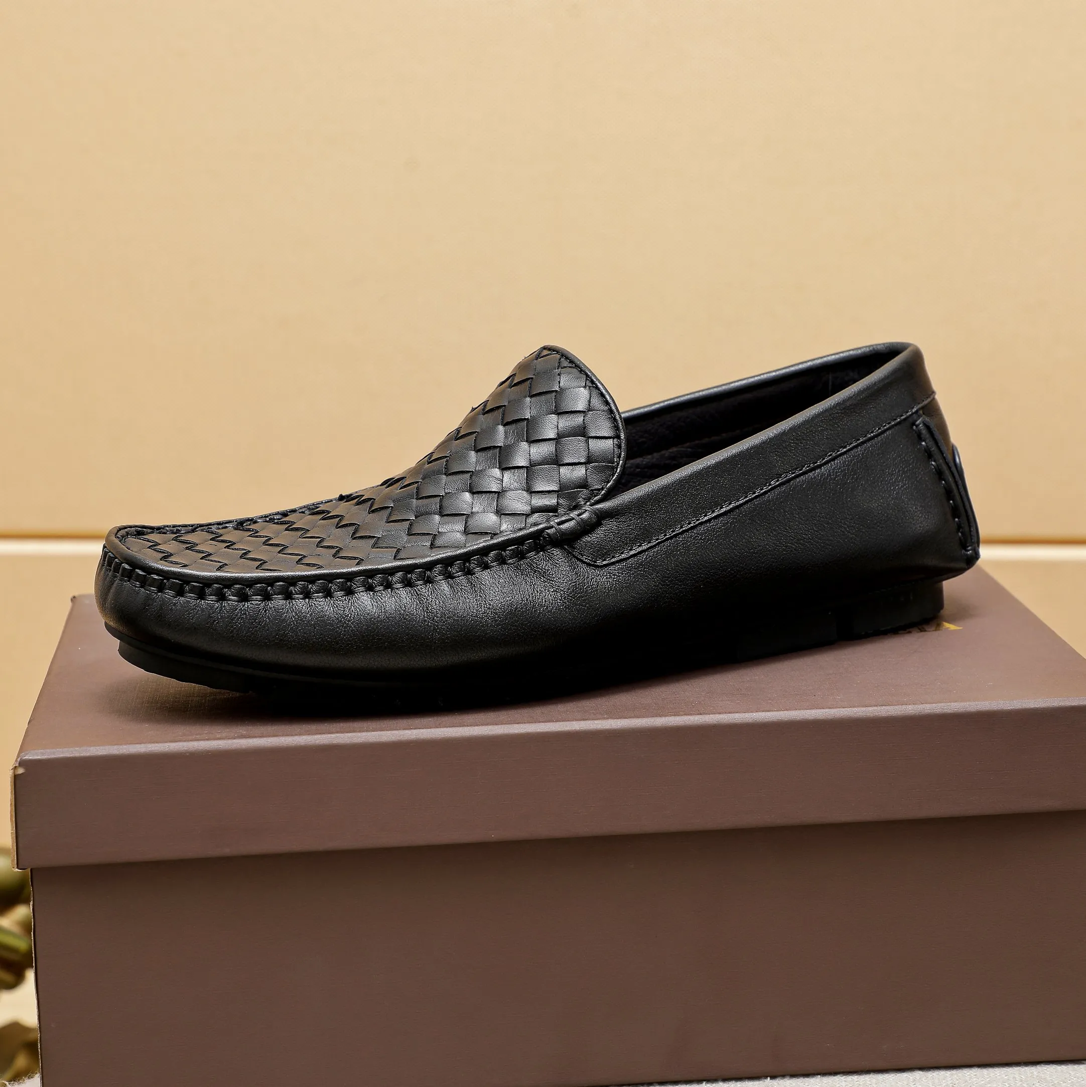 Factory price: 400￥🔥BV, high quality, the upper is made of imported first-layer soft cowhide genuine weaving + pigskin lining + the latest hardware buckle, the official website is 1:1 and the sole is only used for the sole. Rubber-resistant rubber outsole, counter quality 🙏 Customized for trendy men. Versatile style 💋Picture is black. Optional, code number: 38-44…